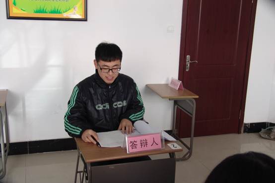 说明: 学生认真答辩.JPG